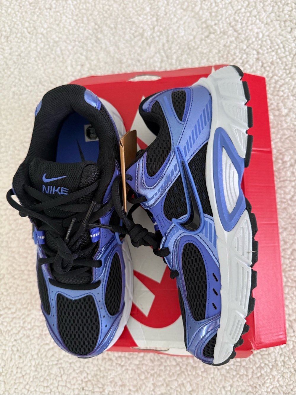 New womens Nike Sz 7 Athletic shoes V5